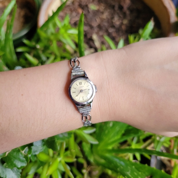 Vintage Timex Dainty Silver Watch - Picture 5 of 11